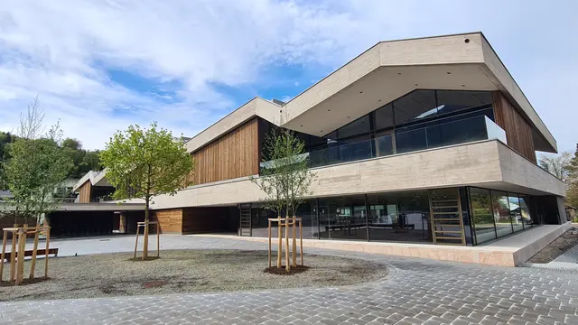 Die neue Volksschule in Grödig von außen. Am 1. Mai wird sie im Rahmen des Kirchweihfestes auch feierlich eröffnet. | Foto: Markgemeinde Grödig
