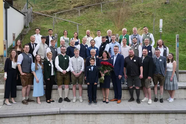 Familie und Team zelebrierten das Jubiläum.  | Foto: STEP