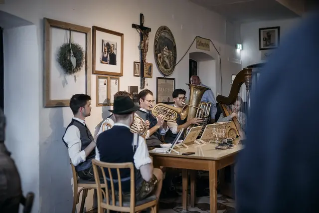 In den traditionellen Räumen das Postgasthof Gemse in Zams wurde aufgespielt. | Foto: Julian Raggl