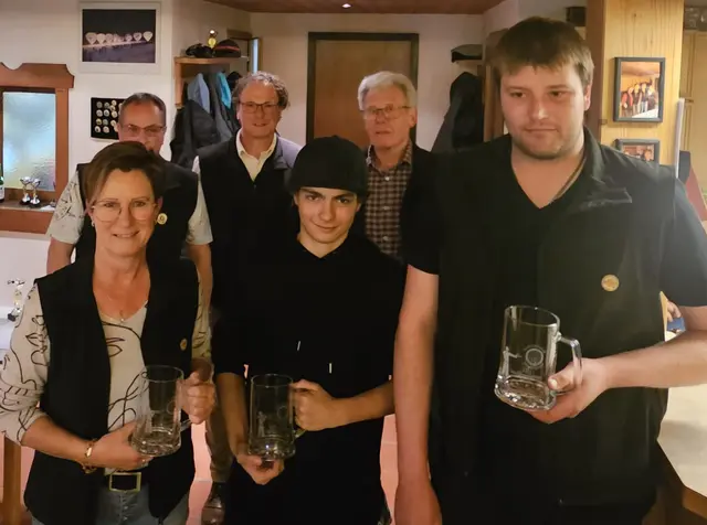 Die Vereinsmeister Tamara Hornstein, Matthäus Spielmann und Patrick Schatz (vordere Reihe v.l.) mit
Egon Wolf, OSM Walter Spielmann und Stellvertreter OSM Erich Perktold (hintere Reihe v.l.). | Foto: SG Nesselwängle