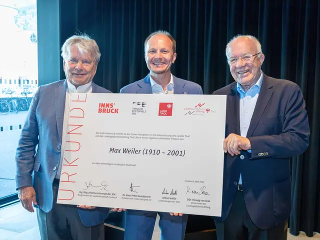 Gemeinsame Entscheidung für die Wandfriese Max Weilers: Hans Peter Haselsteiner, Bürgermeister Johannes Anzengruber und Herwig van Staa bei der feierlichen Unterzeichnung der Urkunde.  | Foto: Stadt Innsbruck/A.Steinacker