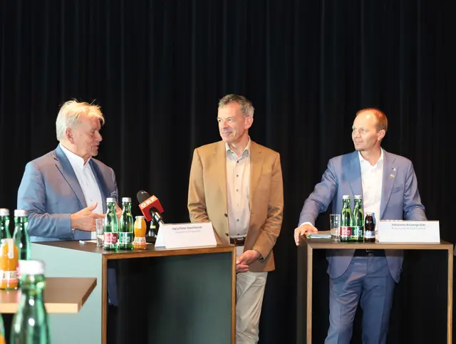 Gemeinsame Entscheidung für die Wandfriese Max Weilers: Hans Peter Haselsteiner, Vizebürgermeister Georg Willi und Bürgermeister Johannes Anzengruber.
 | Foto: Stadt Innsbruck/A.Steinacker