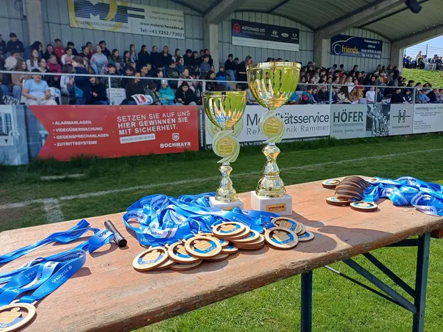 Pokale, Medaillen und volle Tribüne | Foto: Froschauer