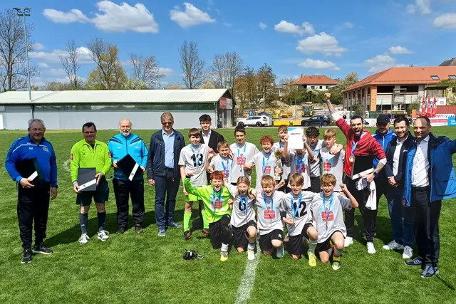 Großer Jubel: Die Mittelschule Ried in der Riedmark holte den Bezirksmeistertitel in der Fußball-Schülerliga. | Foto: Froschauer