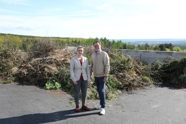Amtsleiterin Martina Gärtner (Abfallwirtschaft Krems) und Stadtrat Werner Stöberl freuen sich über den neuen Strauchschnittplatz am Neuberg in Egelsee | Foto: Stadt Krems