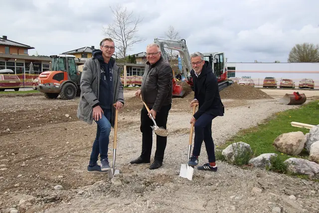 Spatenstich für den Pumptrack und den Freerunning Parcours: Tourismus-Obmann Hans Graf, Bürgermeister Simon Wallner, Grundstücksbesitzer Michael Grubinger.