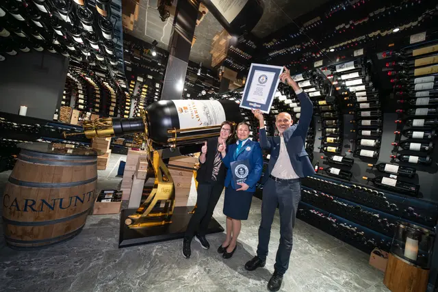 Stolz präsentiert die Familie Eiter die Weltrekors-Urkunde und ihre Dekantiermaschine. | Foto: TVB Paznaun-Ischgl