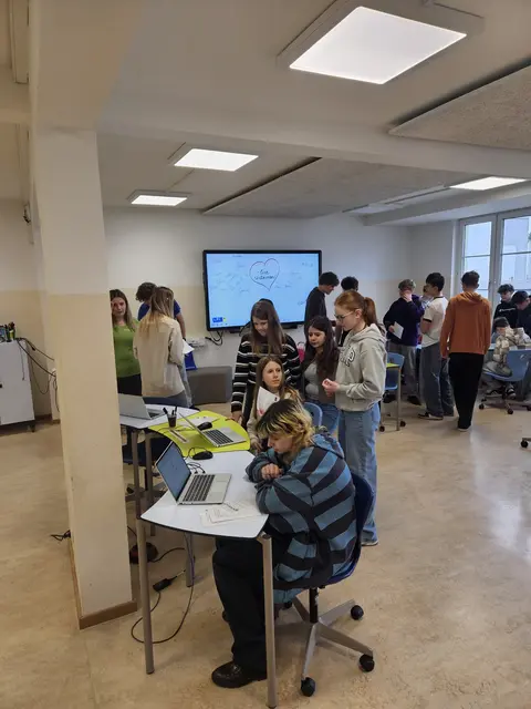 Zukunft zum Anfassen: Besucher testen selbst die von Schülern programmierten KI-Assistenten. | Foto: Landesberufsschule Laa