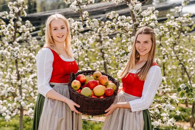 Apfelkönigin Hannah I. (rechts) und Prinzessin Katharina werden beim Apfelblütenfest in Puch bei Weiz gekrönt. | Foto: LK Steiermark/Fuchs