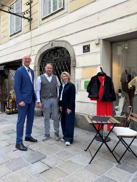 Wirtschaftsstadtrat Thomas Gegenhuber, Standortmanager Jürgen Landerl-Brameshuber und City Ring-Geschäftsführerin Ursula Fürstberger Matthey wollen wissen, was sich die Linzer:innen wünschen.  | Foto: Stadt Linz