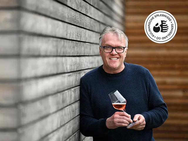 Wolfgang Költringer führt persönlich durch die Weinverkostung.  | Foto:  OÖ Winzer