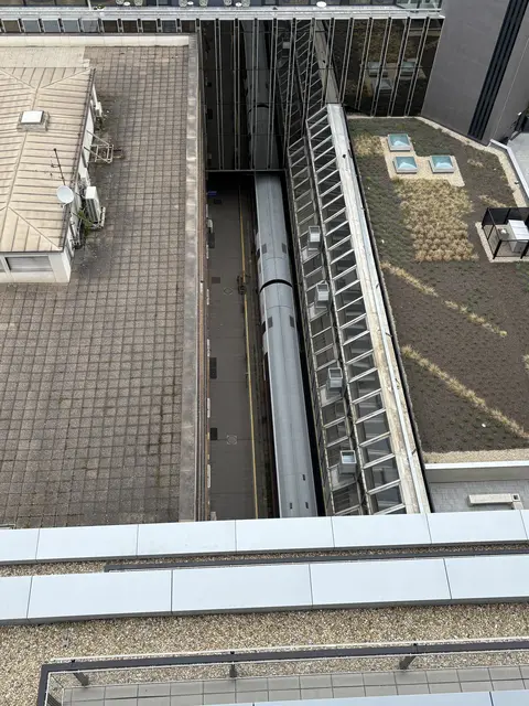 Von der Terrasse des Francis sieht man auf die Gleise des Franz-Josefs-Bahnhofs. | Foto: Mathias Kautzky/MeinBezirk