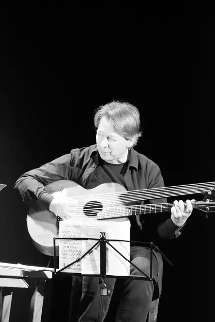 Peter Havlicek ist ein absoluter Könner an der Gitarre.  | Foto: Haun