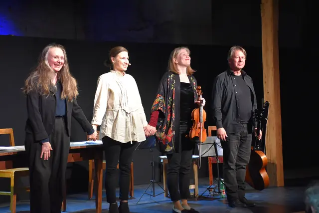 Gerti Drassl, Martina Ebm, Theresa Aigner und Peter Havlicek genossen den Applaus in Uderns.  | Foto: Haun