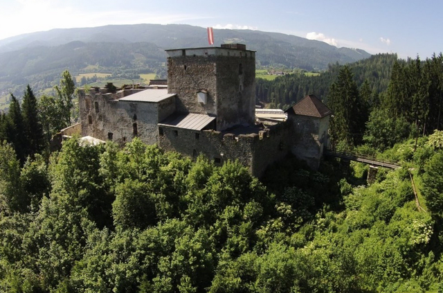 Hoch über Wartberg erhebt sich die Burgruine Lichtenegg. | Foto: KK