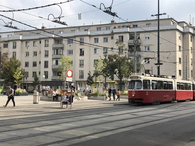 Rund um den Floridsdorfer Markt kam es am Mittwoch zu einem Polizeieinsatz, der auch die Bim-Linien 30 sowie 31 blockierte. (Archiv) | Foto: Brandl