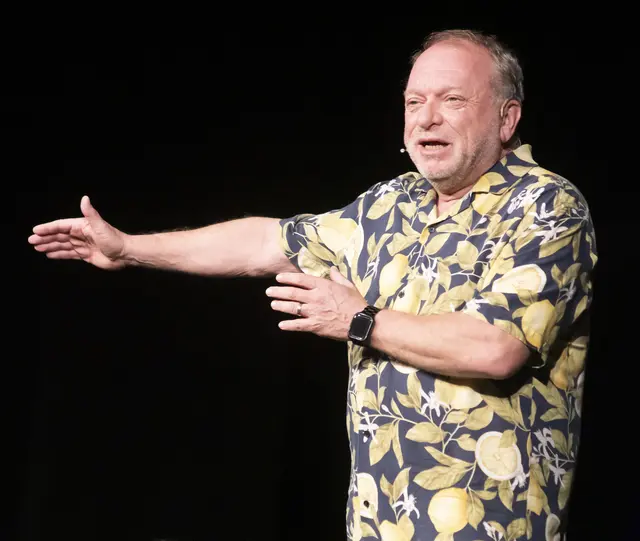 Reinhard Nowak spielt bei Muttertag die Rolel des Edwin Neugebauer, den Nachbarsbub 1, den Postbeamten, sowie den dunkelhäutigen Kellner auf Insel. (Symbolfoto) | Foto: Gerhard Maly