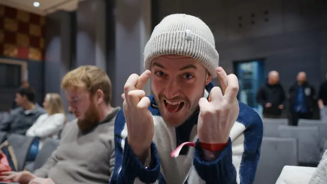 Influencer Jonathan Balchin AKA. AustrianKiwi fiebert bei Buonomemes‘ erstem Auftritt mit. | Foto: Alexander Lechner