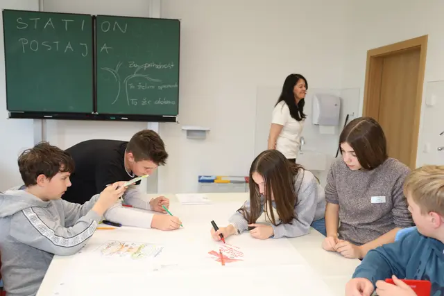 Die Schülerinnen und Schüler brachten sich an den Stationen aktiv und kreativ ein. | Foto: MeinBezirk/Johann Schleich