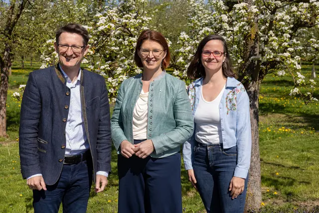 Rainer Silber (ARGE Streuobst), Landesrätin Michaela Langer-Weninger, Theresa Frühwirth (Bienenzentrum OÖ). | Foto: Land OÖ/Andreas Krenn