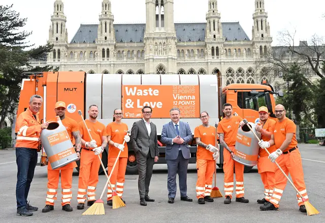 Die MA 48 ist für ihren Einsatz beim ESC bereit. Dank und Anerkennung gibt es dafür von Umweltstadtrat Czernohorszky (l.) und Bürgermeister Ludwig (r.). | Foto: Stadt Wien/Jobst