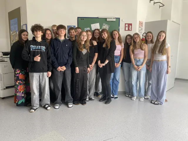 Literatur zum Anfassen: Bei einer besonderen Deutschstunde tauchten die Schülerinnen und Schüler gemeinsam mit Irene Diwiak in die Welt der Bücher ein und wurden selbst kreativ. | Foto: Simone Poscharnik