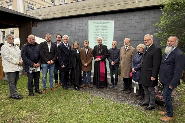 Einweihung des Denkmals der Namen in der 10.-Oktober-Straße in Hermagor am 8. Mai 2025 anlässlich 80 Jahre Befreiung.  | Foto: Verein Erinnern Gailtal
