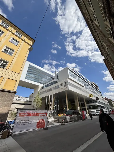 Markante Architektur im Herzen Innsbrucks: DAS RAIQA verbindet moderne Bauweise mit urbaner Offenheit und schafft ein neues Quartier zwischen Stadt und Begegnungsraum. | Foto: Lea Mantinger