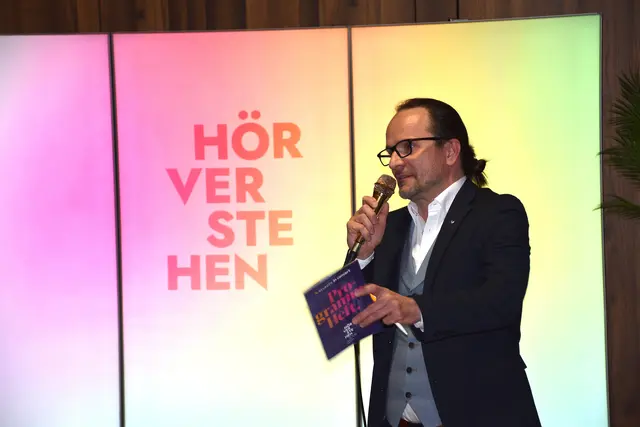 Manfred Mikovits von Neuroth Marketing begrüßte die Gäste im Foyer des Europahauses Mayrhofen.  | Foto: Haun