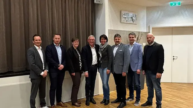 Bürgermeister Franz Stiegler (Mitte) mit seinem Team und BGF David Diabl (ganz rechts) | Foto: VP NOE