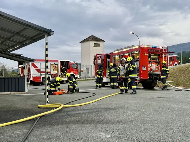 Insgesamt sechs Feuerwehren und ein Löschzug nahmen  an der Übung bei der Regelstation der OMV in St. Oswald ob Eibiswald teil. | Foto: Feuerwehrabschnitt 02 - Eibiswald