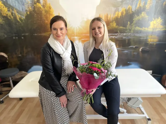 Bürgermeisterin Doris Liposchek begrüßte Physiotherapeutin Sandra Hafner mit einem Blumenstrauß in Wernberg. | Foto: Gemeinde Wernberg