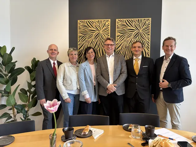 Ambros Gruber, Elke Wojakow, Claudia Trinko, Fritz Dittlbacher, Rupert Schedlberger und Bürgermeister  Markus Ringhofer (v.li.) vor der Europatagsfeier in der HAK/HLW Kirchdorf.
 | Foto: HAK/HLW