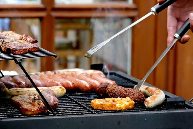 Mit dem richtigen Zubehör wird aus jedem Grillabend ein Erlebnis – von der perfekten Kruste bis zum gleichmäßigen Garpunkt. | Foto: Pixabay / gamagapix