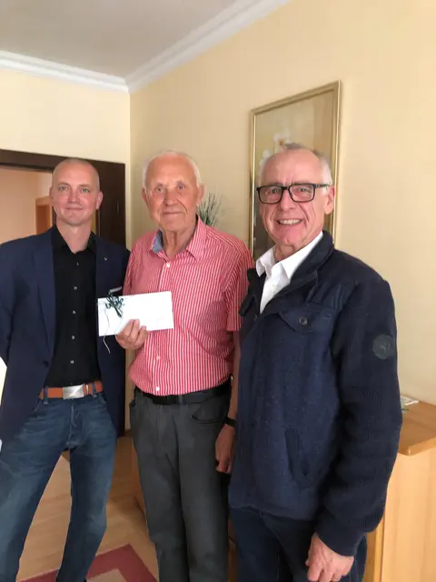 Josef Schreiner, Ortsvorsteher von Fuchsenbigl und  der Haringseer Bürgermeister Roman Sigmund gratulieren Jubilar Gerhard Haupt (Mitte).

 | Foto: Gemeinde