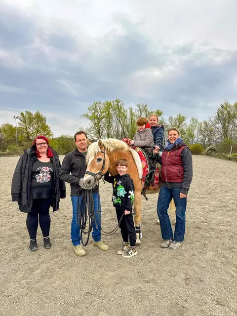 Der Verein Mut hat im Jahr 2026 30.000 Euro beiseitegelegt, um Kindern eine Reittherapie zu ermöglichen. Davon profitieren unter anderem Mutter Emily und ihre drei Kinder. | Foto: Verein Mut