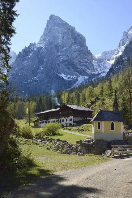 Am Anton-Karg-Haus im Kaisergebirge übernehmen Claudia Girke und Lydia Weißmann die Bewirtschaftung der Schutzhütte auf 829 Metern Seehöhe. Die beiden setzen dabei auf Gastfreundschaft, Naturverbundenheit und einen bewussten Rückzug aus dem Alltag im Tal. | Foto: Klaus Noggler