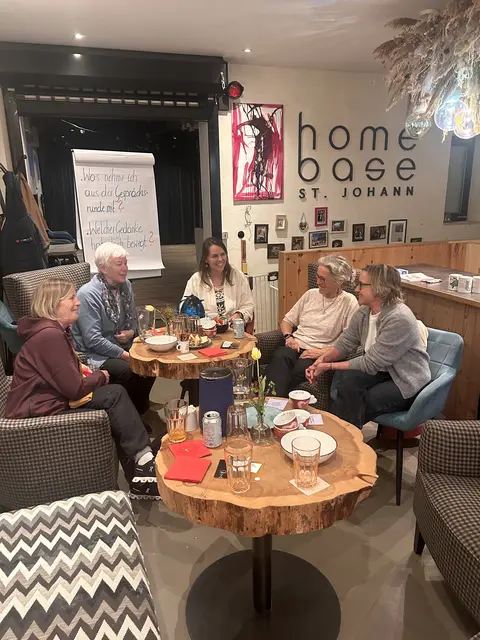 Sechs Frauen tauschten sich über die Themen Sterben und Trauer aus. | Foto: Tiroler Hospiz-Gemeinschaft