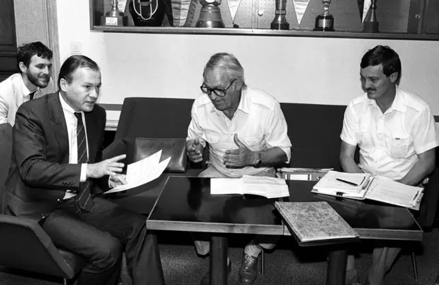 Der damalige Landwirtschaftsminister Erich Schmidt (SPÖ) empfing am 2. Juli 1986 im Parlament eine Abordnung von Ribisel-Bauern, die wegen der radioaktiven Belastung ihrer Produkte durch das Tschernobyl-Reaktorunglück verunsichert waren und mit Absatzproblemen zu kämpfen hatten. (Archiv) | Foto: APA-Images / APA-Archiv / Robert Jäger