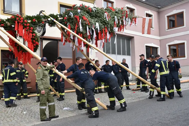 Der Maibaum wird in Pabneukirchen traditionell von der FF Pabneukirchen aufgestellt. Heuer ist ein Maibaumfest am Sonntag, 3. Mai, ab 9.30 Uhr am Marktplatz.  | Foto: Zinterhof
