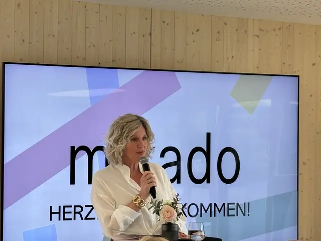 Die Bürgermeisterin von St. Johann, Eveline Huber, bei der Moderation der Veranstaltung. | Foto: Emanuel Hasenauer