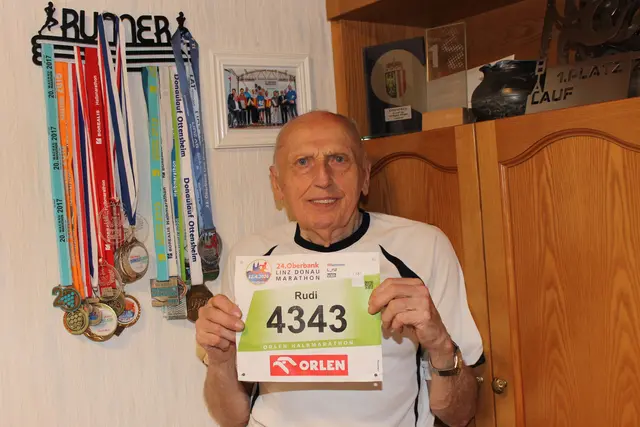 "Rudi", Jahrgang 1943, holte sich seine Startnummer. | Foto: MeinBezirk/Gernot Fohler