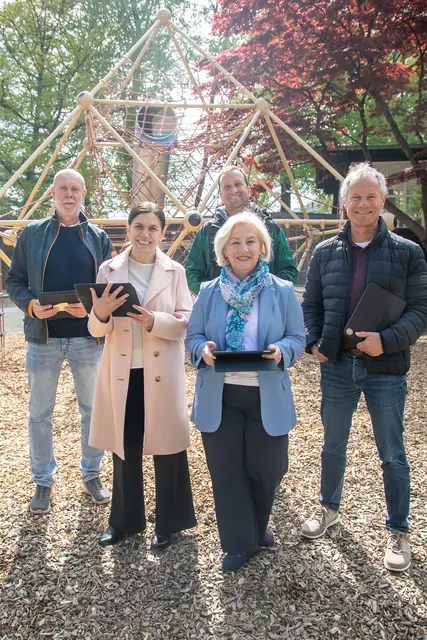 Starteten die Spielplatzumfrage. Im Bild: v.l.: Christian Siebenhofer (Leiter Grünflächenpflege), Karin Engleitner (MA7 Betriebe), Stadträtin Andrea Brandner, Stadtgärtner Josef Wanka und Christian Stadler (Amtsleiter Stadtgärten) | Foto: Stadt Salzburg/Anna Pirato