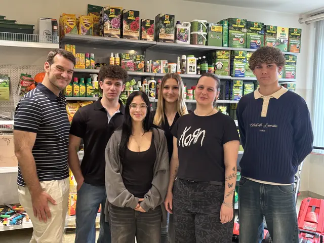 Lehrer Rene Baumgartner, Florian Wallner aus Horn, Nikita Nikolic aus Ebreichsdorf (Bezirk Baden), Anna Wunderlich aus Baden bei Wien, Elisa Griessler aus Neudörfl (Bezirk Mattersburg), sowie David Klishchevskyi aus Wien. | Foto: Thiem 