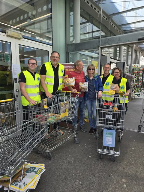 Mitglieder des Lions Club Leibnitz informierten vor Ort und motivierten erfolgreich zum Mitmachen. | Foto: MeinBezirk/Waltraud Fischer