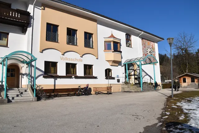 Die in die Jahre gekommene Volksschule in Kramsach stammt aus dem Jahr 1926 und entspricht nicht mehr den heutigen Anforderungen – ein Neubau ist seit Jahren geplant. | Foto: Barbara Fluckinger