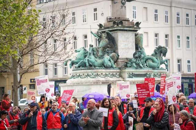 Laut der GPA waren Hunderte zur Demo gekommen. | Foto: Gewerkschaft GPA/Edgar Ketze