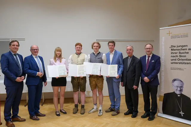 v.l.n.r.: Markus Hammer (Fachinspektor, Amt für Schule und Bildung der Erzdiözese),Bildungsdirektor Rudolf Mair, Preisträgerin Julia Santner, Elias Schratl, Marvin Promegger, Arno Prodinger, Weihbischof Hansjörg Hofer, Erwin Konjecic (Direktor, Amt für Schule und Bildung der Erzdiözese). | Foto: Erzdiözese Salzburg (eds)/hna