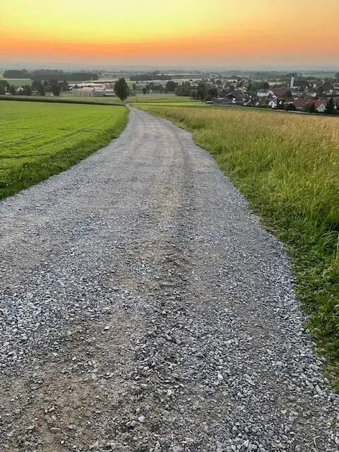 Familienfreundlicher Wanderweg in St. Marienkirchen über Wiesenwege und Feldstraßen bis nach Oberraderhölzl. | Foto: Gemeinde St. Marienkirchen