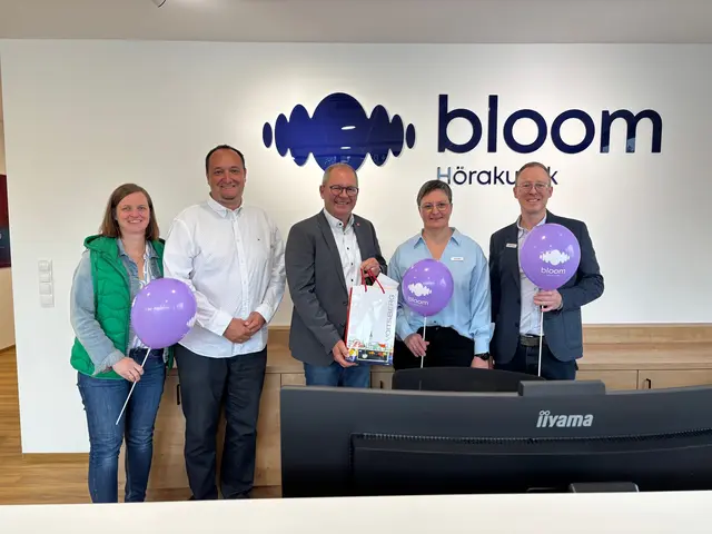 Bürgermeister Bernd Osprian (m.) gratulierte Gregor Sommer (r.) und dem "bloom"-Team zum Neustart im Stadtquartier. | Foto: MeinBezirk/Harald Almer